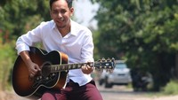 Pemilik nama lengkap Stefanus Pongki Tri Barata ini dikenal sebagai pentolan band Jikustik. Ia juga tergabung dalam The Dance Company.  Foto: instagram @pongki_barata