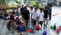 Penyerahan itu dengan pengawalan ketat polisi.
