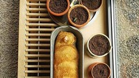 Kucing yang tengah tidur siang ini sekilas mirip seperti roti yang baru saja keluar dari oven. Lengkap dengan pot berisi tanah, yang mirip seperti cokelat. Foto: Boredpanda
