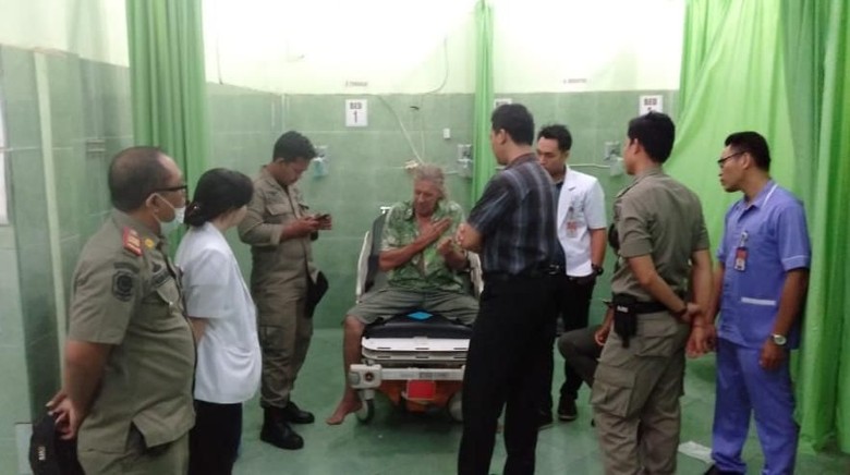 Diduga Depresi, Bule Australia Dibawa Satpol PP ke RS Sanglah Bali Diduga Depresi, Bule Australia Dibawa Satpol PP ke RS Sanglah Bali