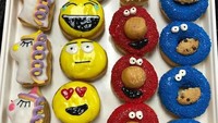 Dengan menggunakan karakter kartun, donat ini dibentuk tampilannya seperti elmo dan unicorn. Semakin lucu dengan warna-warni colorful. Foto: Instagram @holeinonedonutstarpon