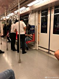 Netizen China Marah karena Bule Tak Didenda Meski Makan di Kereta