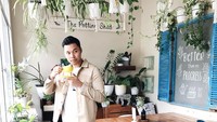 Menikmati secangkir kopi hangat jadi cara Rivelino menghabiskan waktu luangnya, sambil bersantai di kafe dengan hiasan tumbuhan. Foto: Instagram @rivelinowardhana