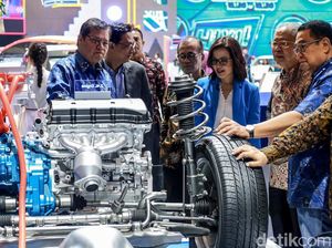 Menperin Airlangga Periksa Jeroan Mitsubishi Outlander PHEV