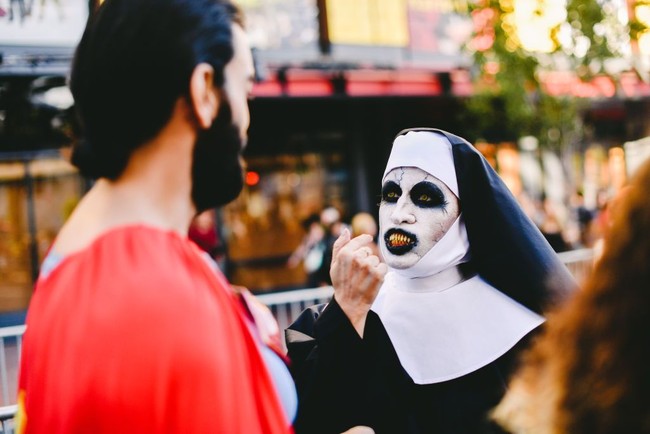 Cosplay bertema Valak dari film The Nun juga nggak kalah menyeramkan. (Foto: Getty Images)