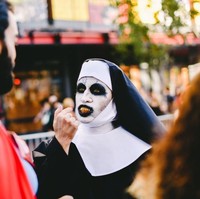Cosplay bertema Valak dari film The Nun juga nggak kalah menyeramkan. (Foto: Getty Images)
