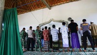 Salat Jumat juga diikuti oleh TNI dan Polri yang berjaga di Register 45 pasca bentrokan antrawarga.