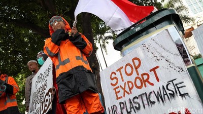 Demo Tolak Impor Sampah di Depan Dubes AS
