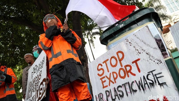 Demo Tolak Impor Sampah di Depan Dubes AS