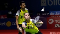Bertanding di Istora Senayan, Jakarta, Jumat (19/7/2019), Tontowi/Winny tak mampu membendung gempuran ganda campuran Malaysia Chan Peng Soon/Goh Liu Ying.