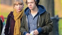 Kepergok jalan bareng Taylor Swift, Harry tak lupa menghabiskan camilan di tangannya. Foto: Istimewa