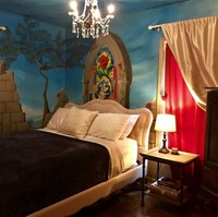 Sejak kecil Jennifer Treece sudah terobsesi dengan segala hal bertema Disney, istana dan nuansa vintage. Ia pun mengubah kamar tidurnya yang mungil jadi indah bak kamar putri raja. Foto: Dok. Jennifer Treece