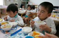 Siswa Ini Gunakan Waktu Istirahat di Sekolah Untuk Bantu Jual Makanan