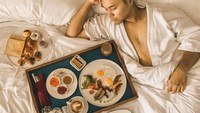 Ini posenya saat menikmati breakfast in bed, dengan aneka roti, makanan, buah, hingga kopi. Selain kulineran, Rivelino juga hobi traveling. Foto: Instagram @rivelinowardhana