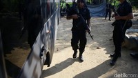 Sebagian Brimob bersiaga di posko yang lokasinya berjarak 200 meter  dari lokasi kejadian.