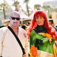 Wah, ada Tanos juga! Di Comic Con 2019, sosok antagonis dari Avengers itu bersantai dengan kacamata hitam. (Foto: Getty Images)