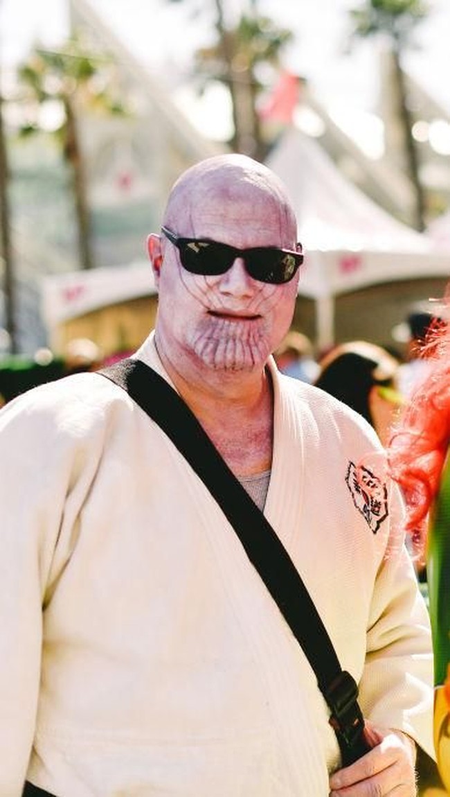 Wah, ada Tanos juga! Di Comic Con 2019, sosok antagonis dari Avengers itu bersantai dengan kacamata hitam. (Foto: Getty Images)