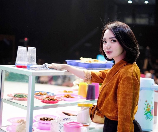 Wika Salim Doyan Kue Cucur Hingga Komik Strip Makanan yang Lucu