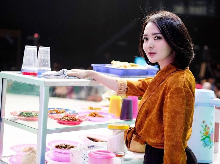 Pose Manis Wika Salim, Pedangdut Seksi yang Doyan Kue Cucur