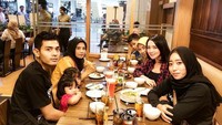 Makan bersama keluarga, Wika memilih restoran Indonesia. Ternyata momen kumpul sambil makan ini sekaligus untuk merayakan ulang tahun ibunda tercinta. Foto: instagram @wikasalim