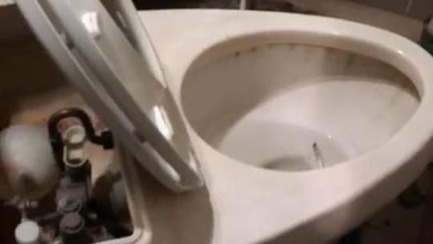 WC tempat Nunung buang sabu.