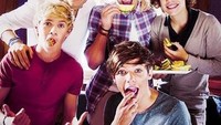 Berpose bersama teman-temannya dari One Direction, Harry terlihat membawa nampan berisikan kue. Bahkan Harry sudah siap melahapnya. Foto: Istimewa