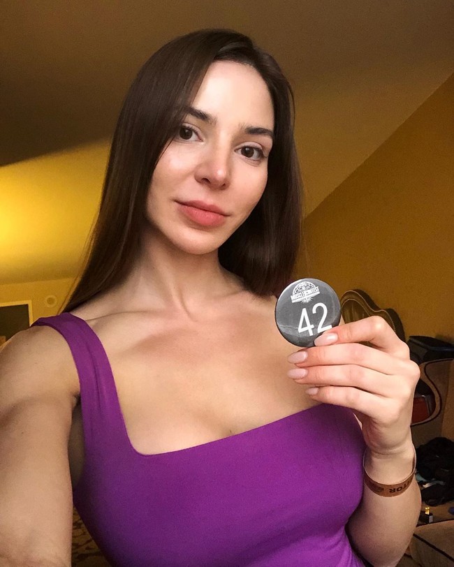 Ini mengenai apa yang kamu rasakan di dalam dan bukan apa yang terlihat di luar. Semua bentuk dan ukuran bisa cantik selama kamu hidup dengan harmoni dengan dirimu sendiri, tulis Anfisa kepada para hater dalam unggahan fotonya. Foto: Instagram @anfisanava_