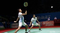 Bertanding di Istora Senayan, Jakarta, Jumat (19/7/2019) petang WIB, Fajar/Rian sebetulnya lebih diunggulkan menang. Selain duduk sebagai unggulan keenam, pasangan itu juga didukung publik Istora.
