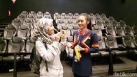 Bukan 4D Theater namanya kalau tak pakai kacamata dimensi. Kacamata ini akan dibagikan kepada pengunjung saat memasuki studio. (Bonauli/detikTravel)