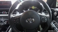 Setir Toyota Supra dibekali beberapa tombol multifungsi di kedua sisinya.