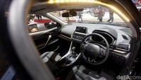 SUV ini turut dilengkapi dengan fitur-fitur terbaik, seperti Power Panoramic Sunroof, Head up Display, Touch Pad Controller