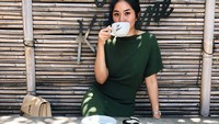 Di Jepang, Elwi me time tanpa riasan wajah. Ia pun membiarkan rambutnya sedikit berantakan sambil meminum kopi. Duh, nikmatnya! Foto: Instagram elwianamonica
