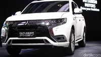 Mitsubishi menampilkan Outlander PHEV di arena Gaikindo Indonesia Interntional Auto Show (GIIAS) 2019, Tangerang, Jumat (19/7/2019).