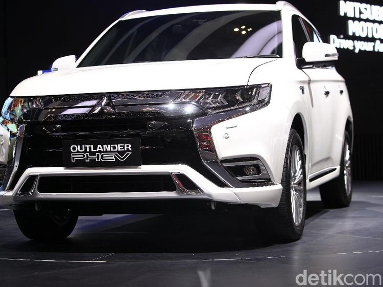 Intip Jeroan Mobil Hijau Outlander PHEV, Genset Berjalan Mitsubishi