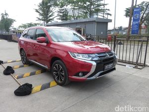 Biang Kerok yang Buat Outlander PHEV Jadi Mahal
