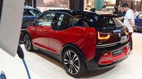 Apron belakang New BMW i3s juga terdiri dari kontur bergaya individual, sedangkan surround hitamnya membingkai inlay yang ekstra-lebar dan berwarna bodi. Pada New BMW i3s ini, aksen garis atap juga menampilkan finish hitam mengkilap yang sama dengan A-pillars.