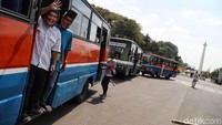 Aksi damai itu berjalan dengan tertib hingga massa membubarkan diri. 