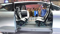 Menariknya lagi, pintu mobil memiliki sistem geser yang berlawanan arah. Ketika masuk ke dalam, kabin juga terasa luas dan lega karena sistem pintu geser serta atap yang tinggi.