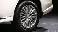 Mitsubishi Outlander PHEV mengusung mesin bensin 2.4 liter. Mesin itu dikombinasi dengan motor listrik yang punya tenaga 60 kW di roda depan dan 70 kW pada roda belakang.