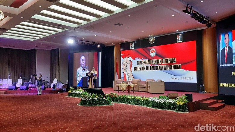 Menhan: Perangi Teroris Tak Bisa dengan Senjata Saja Tapi Juga Bela Negara Menhan: Perangi Teroris Tak Bisa dengan Senjata Saja Tapi Juga Bela Negara