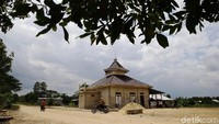 Salat jumat ini berlangsung di Masjid Daarusallam, Register 45, Mesuji, Provinsi Lampungt.