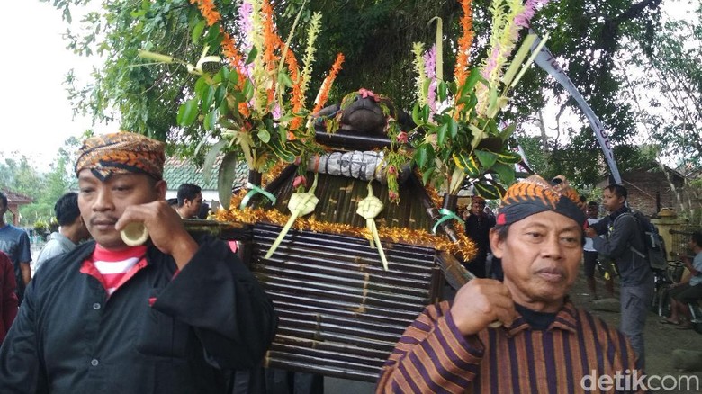 Tradisi Larung Kepala Kerbau di Trenggalek Digelar Tiap Jumat Kliwon Tradisi Larung Kepala Kerbau di Trenggalek Digelar Tiap Jumat Kliwon