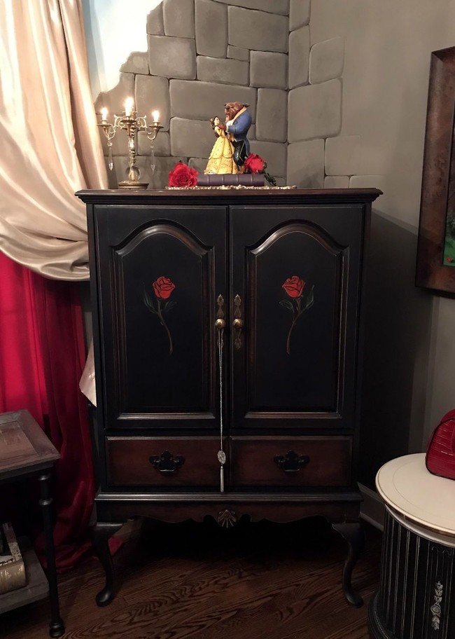 Lemari pakaian dari kayu dibuat bertema Beauty and the Beast dengan lukisan bermotif mawar merah. Foto: Dok. Jennifer Treece