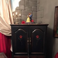 Lemari pakaian dari kayu dibuat bertema Beauty and the Beast dengan lukisan bermotif mawar merah. Foto: Dok. Jennifer Treece