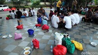 Para tersangka berkumpul di halaman Polda Metro Jaya sebelum diserahkan ke Kejaksaan.