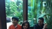 Kali ini gantian, Xavier dan Maliklah yang merayakan ulang tahun Cut Keke. Momen ini dibagikan pada 4 Desember 2016.  Foto: Instagram cutkeke_xavier
