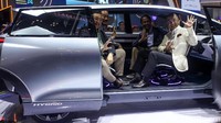 Menariknya lagi, pintu mobil memiliki sistem geser yang berlawanan arah. Ketika masuk ke dalam, kabin juga terasa luas dan lega karena sistem pintu geser serta atap yang tinggi.