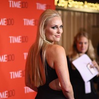 Cuitan tersebut lantas berujung viral dan banyak yang mengira akun Twitter-nya diretas. Namun, Lindsey mengaku bahwa cuitan tersebut langsung darinya. Guys, aku tidak kena hacked. Aku yang menulisnya. Jadi, kirimkan pesan, tapi ini hanya untuk fans sejatiku, terang mantan kekasih pegolf Tiger Woods itu. (Foto: Getty Images)