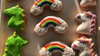 Donat yang satu ini dibentuk menyerupai awan dengan pelangi. Bentuknya melengkung semakin nyata dengan topping warna-warni di atasnya. Ada juga yang berbentuk dinosaurus dengan warna hijau corak kuning. Foto: Instagram @holeinonedonutstarpon