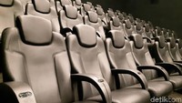 Bangku-bangku nyaman bisa bergerak, membuat penonton ikut merasakan gerakan yang diputar di dalam film. (Bonauli/detikTravel) 